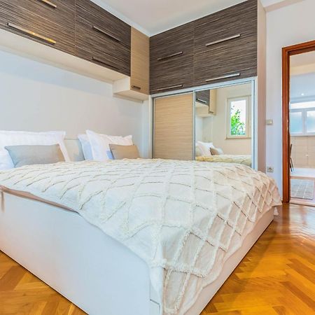 Beachfront Apartment Jesenice  Extérieur photo