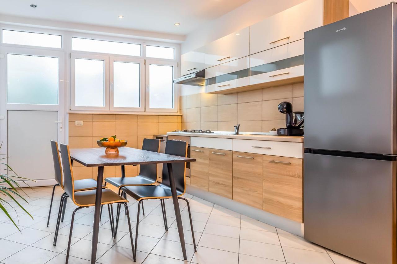 Beachfront Apartment Jesenice  Extérieur photo