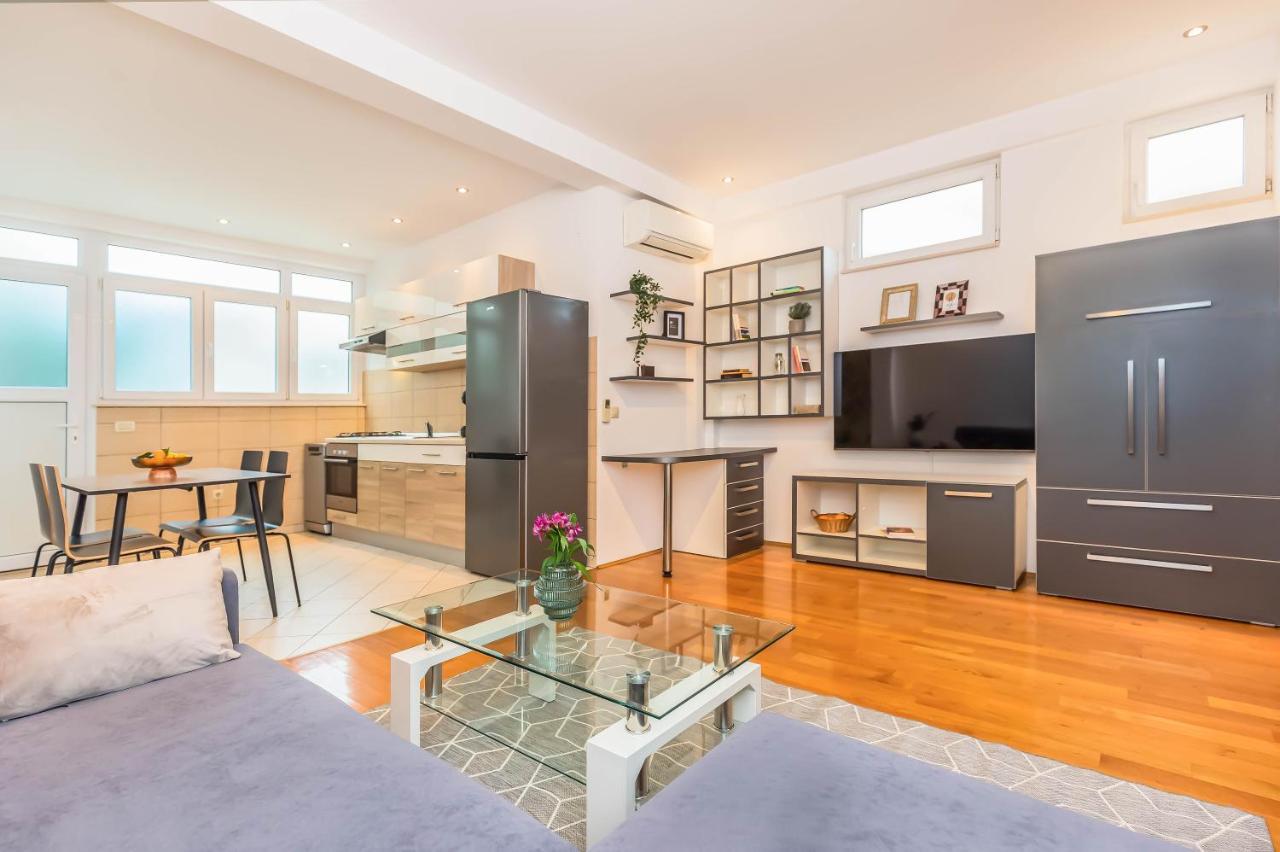 Beachfront Apartment Jesenice  Extérieur photo