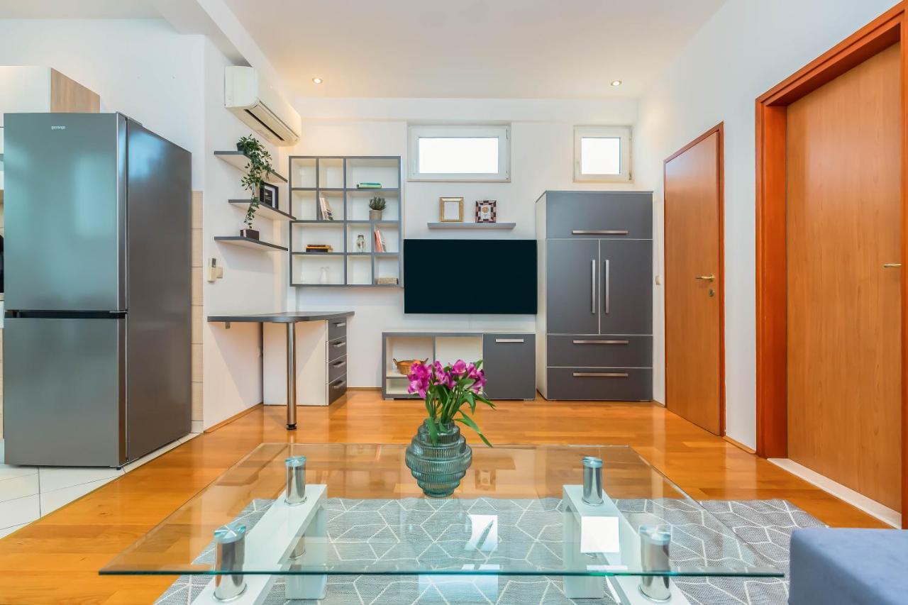 Beachfront Apartment Jesenice  Extérieur photo