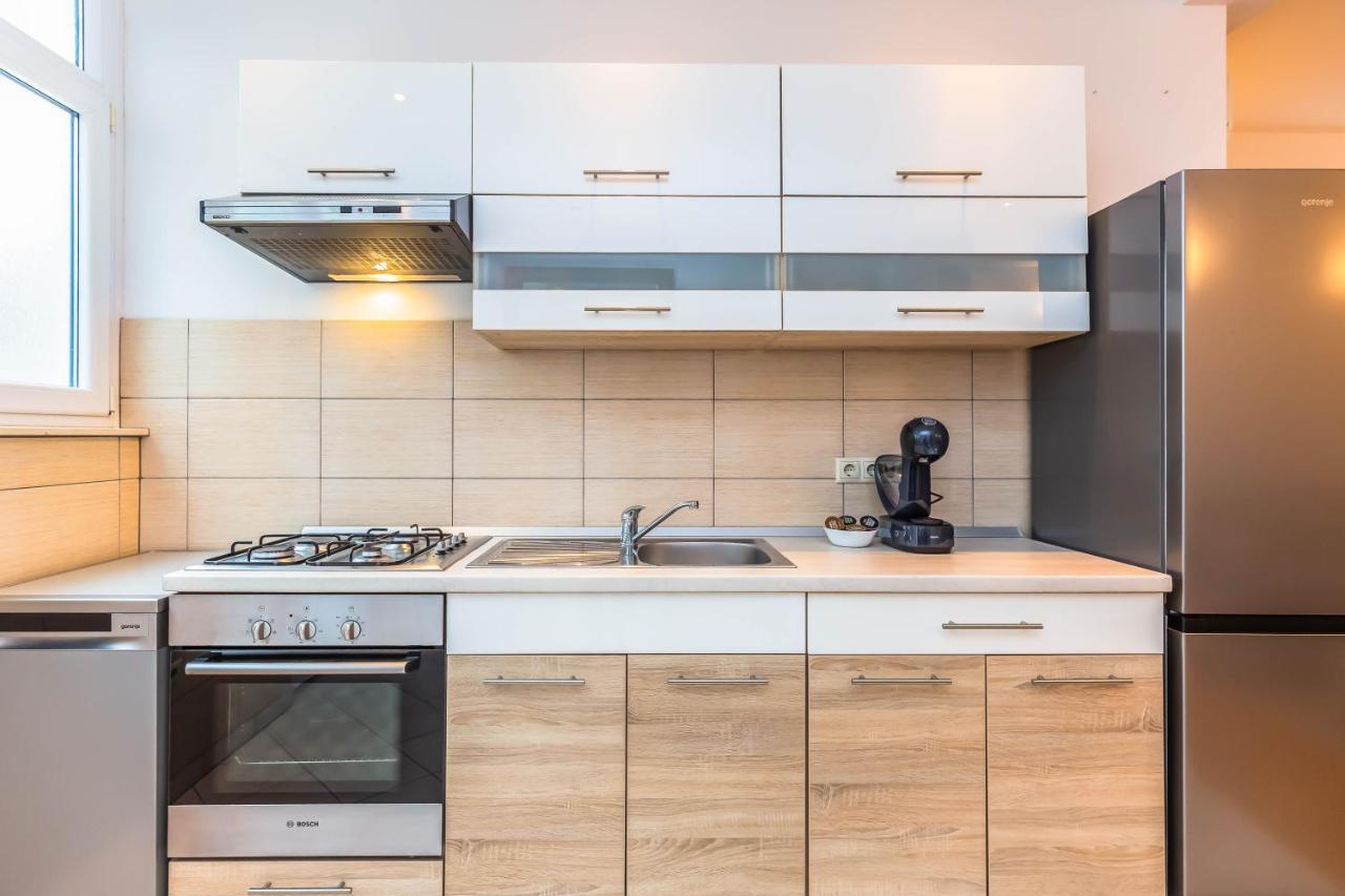 Beachfront Apartment Jesenice  Extérieur photo