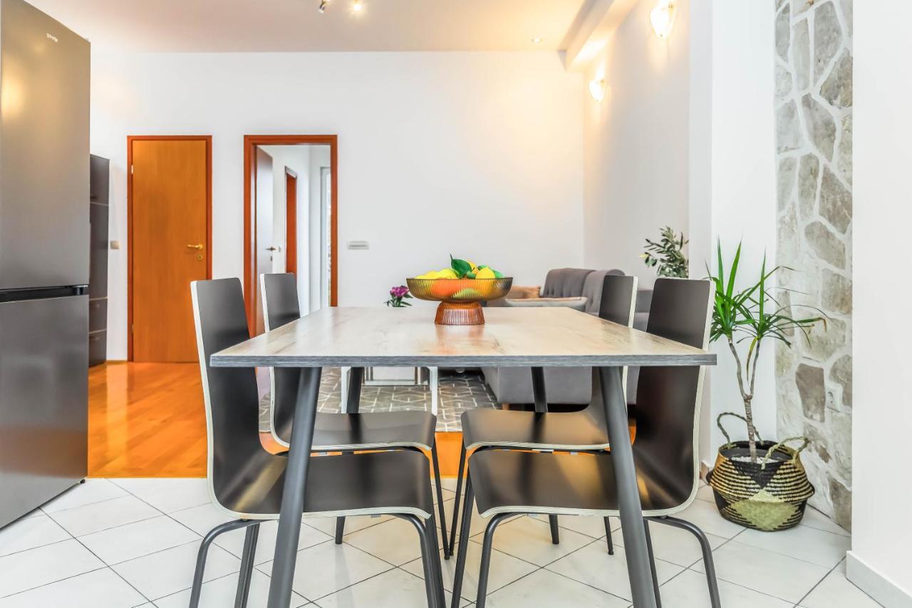 Beachfront Apartment Jesenice  Extérieur photo