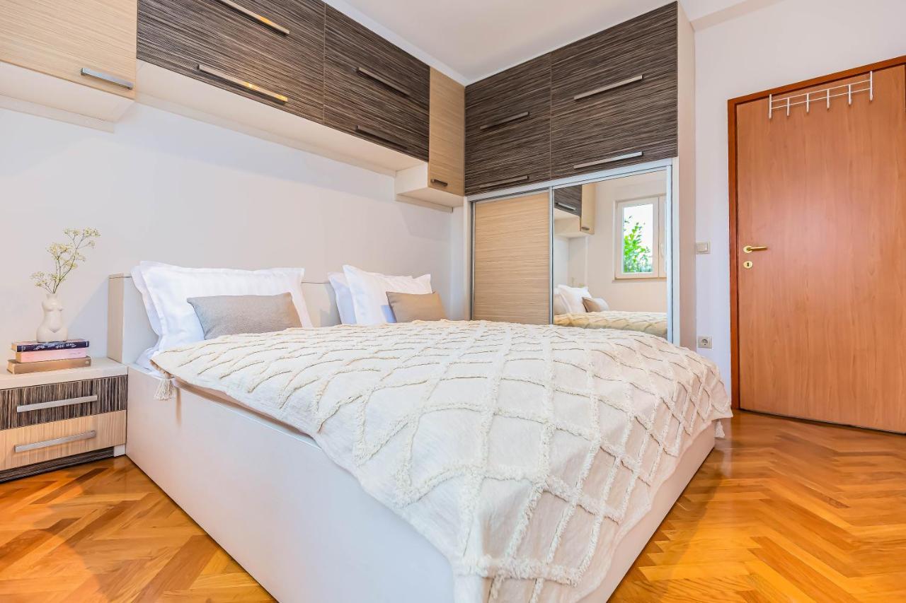 Beachfront Apartment Jesenice  Extérieur photo