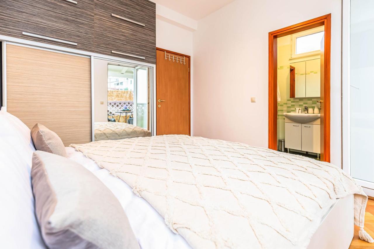 Beachfront Apartment Jesenice  Extérieur photo
