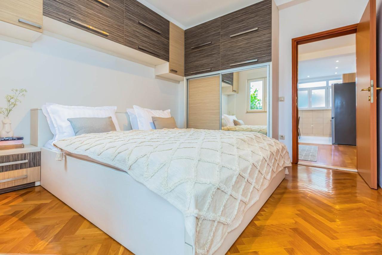 Beachfront Apartment Jesenice  Extérieur photo